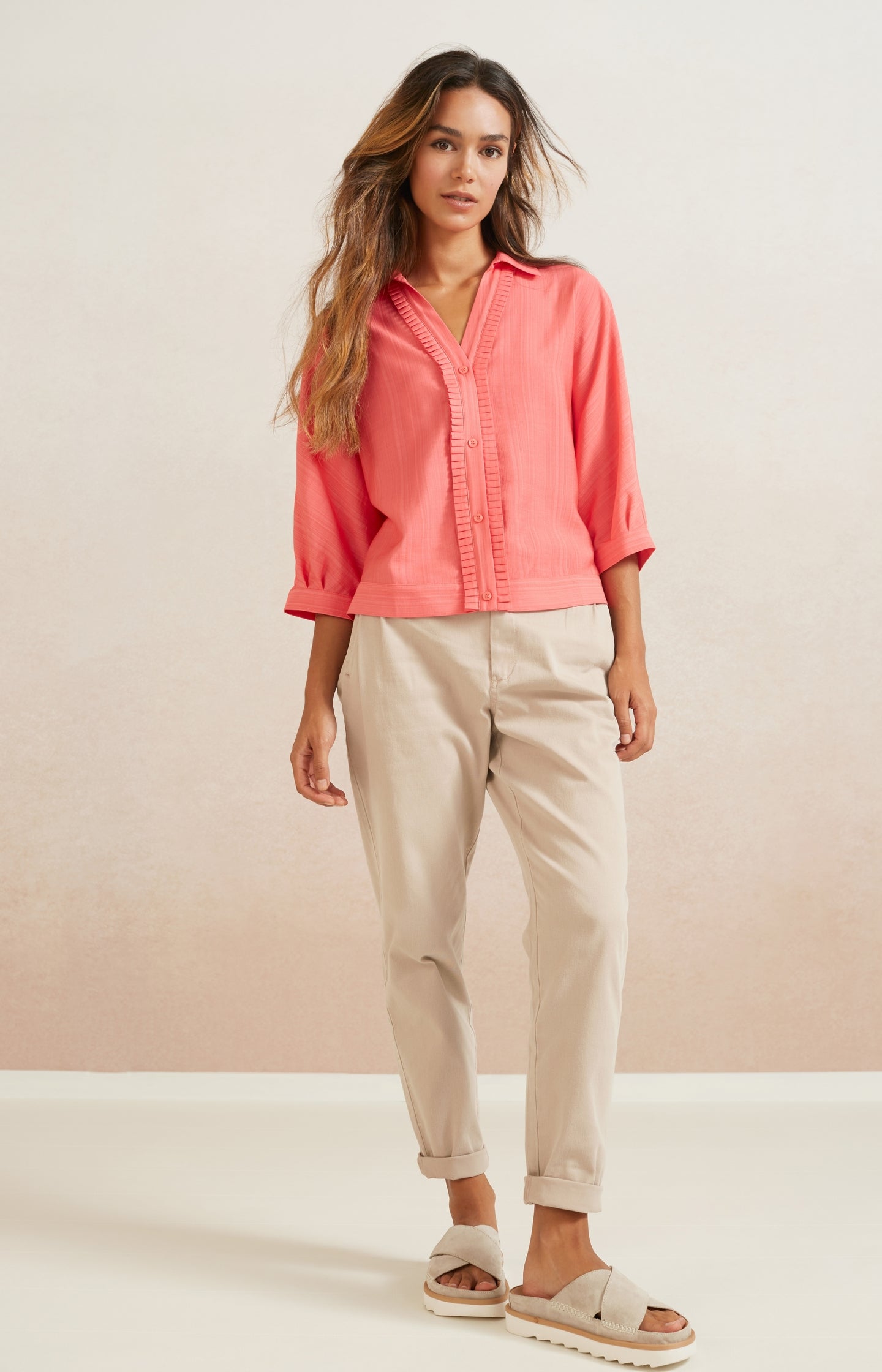 Batwing blouse with V-neck, half long sleeves and buttons - Type: lookbook