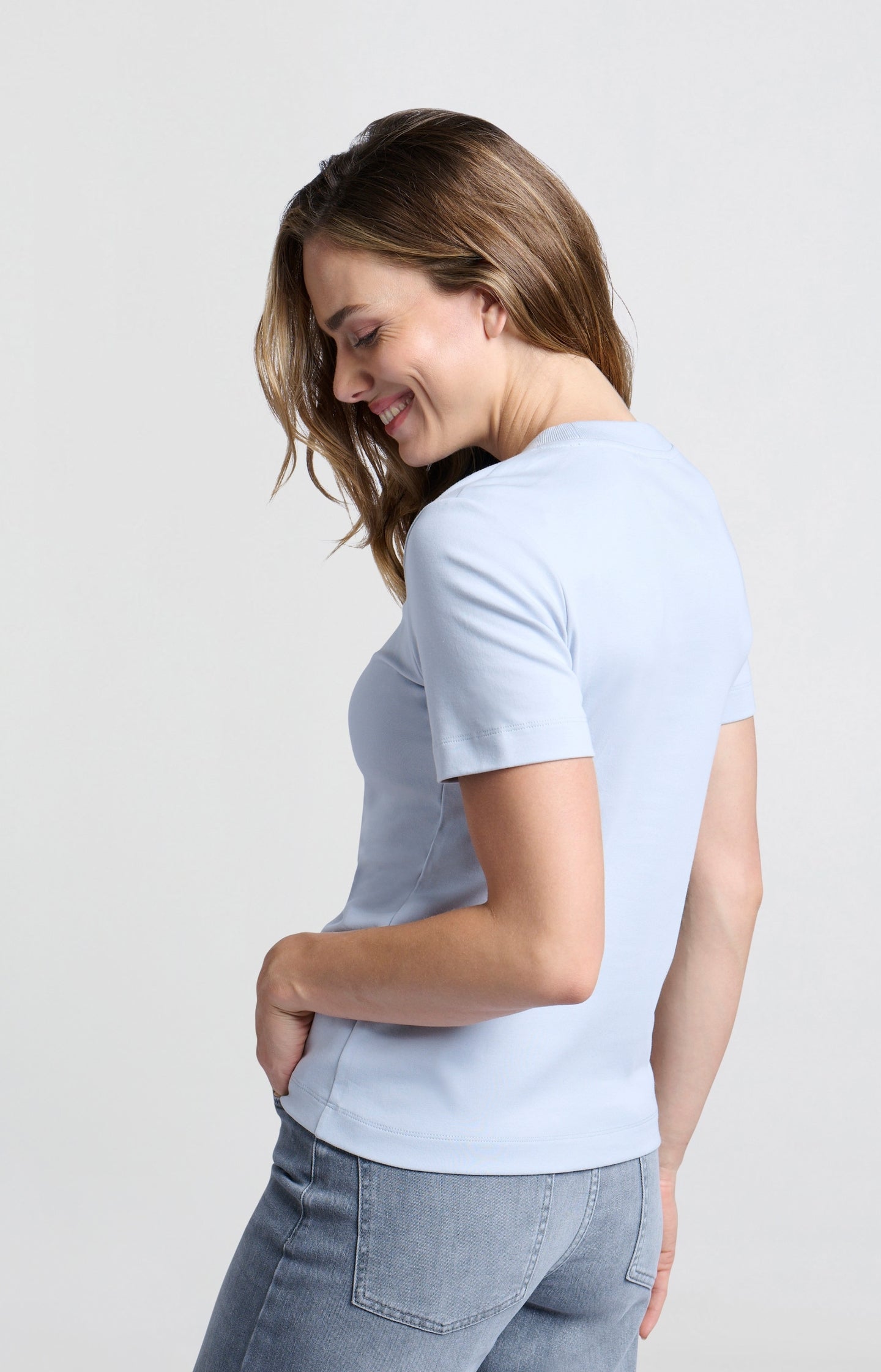 Basic light blue T-shirt with short sleeves and a round neck - Type: lookbook