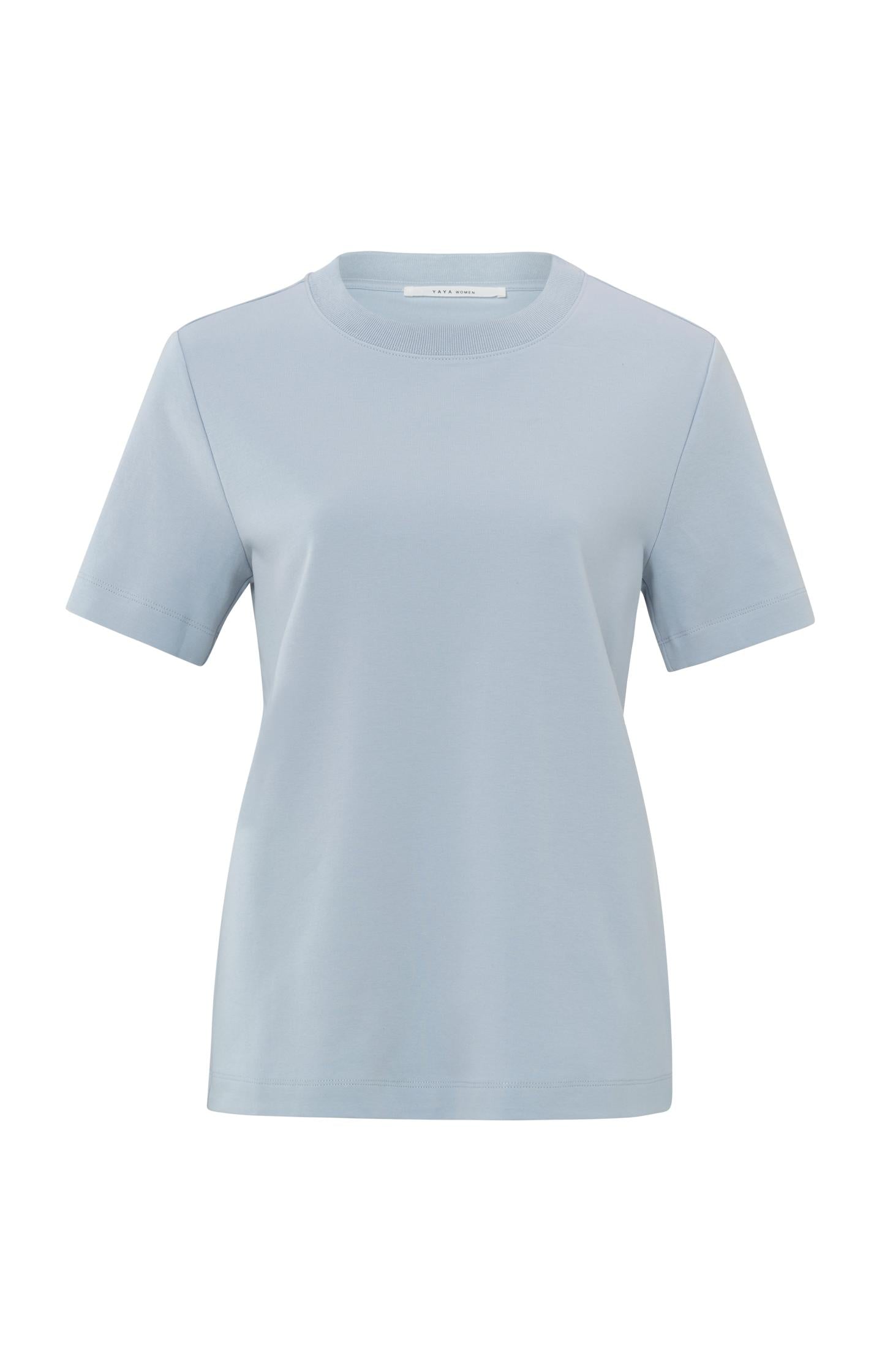 Basic light blue T-shirt with short sleeves and a round neck - Type: product