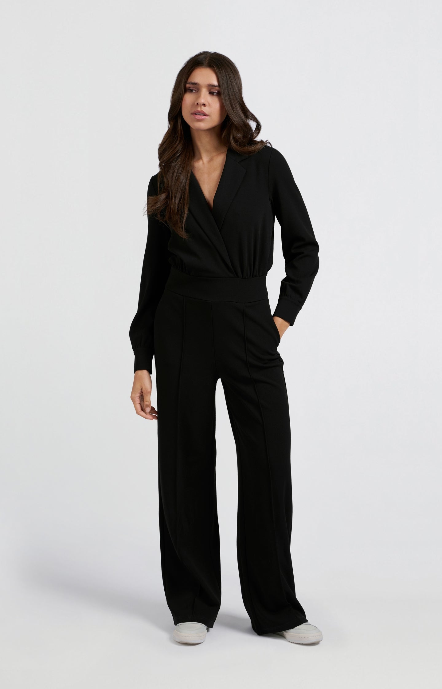 Black jumpsuit with long sleeves and wide legs - Type: lookbook