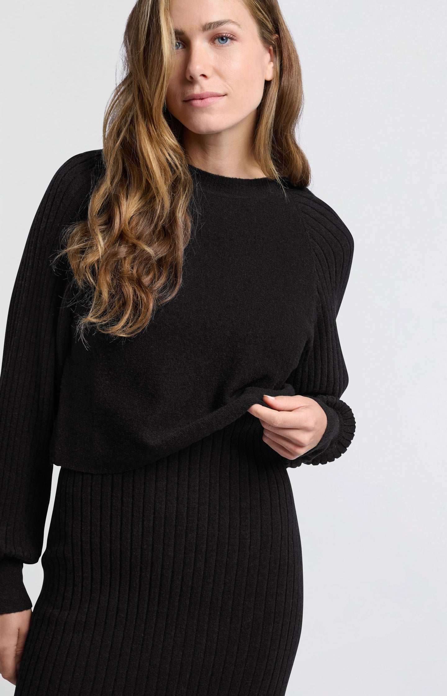 Black sweater with round neck and ribbed long sleeves