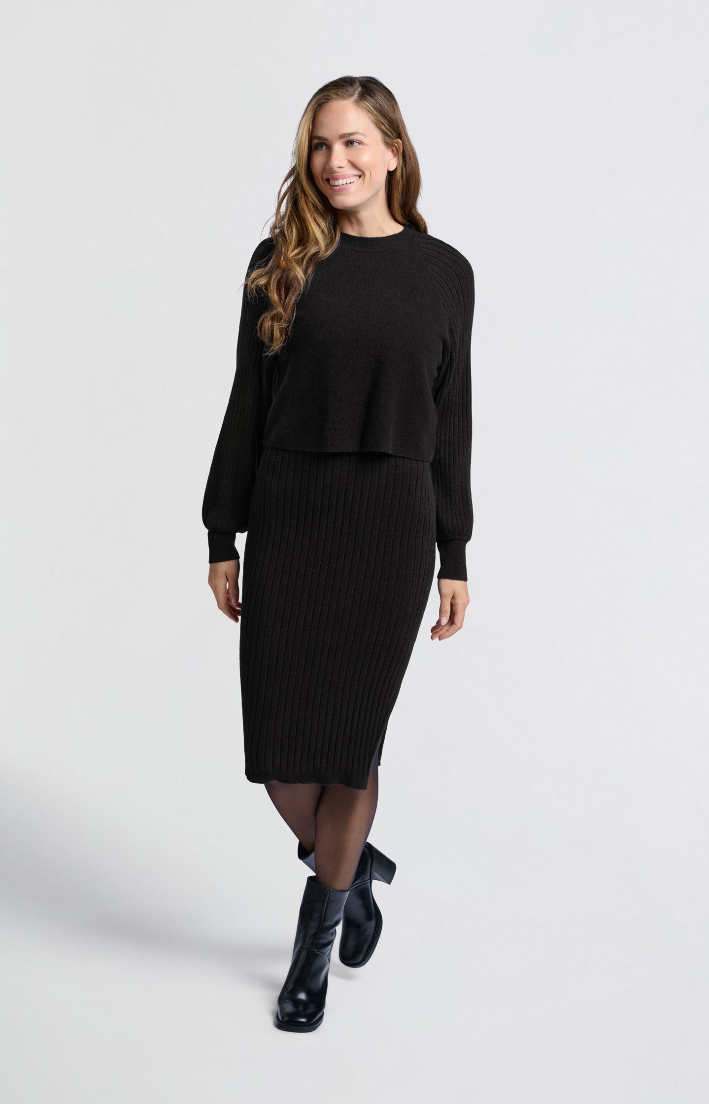 Black sweater with round neck and ribbed long sleeves