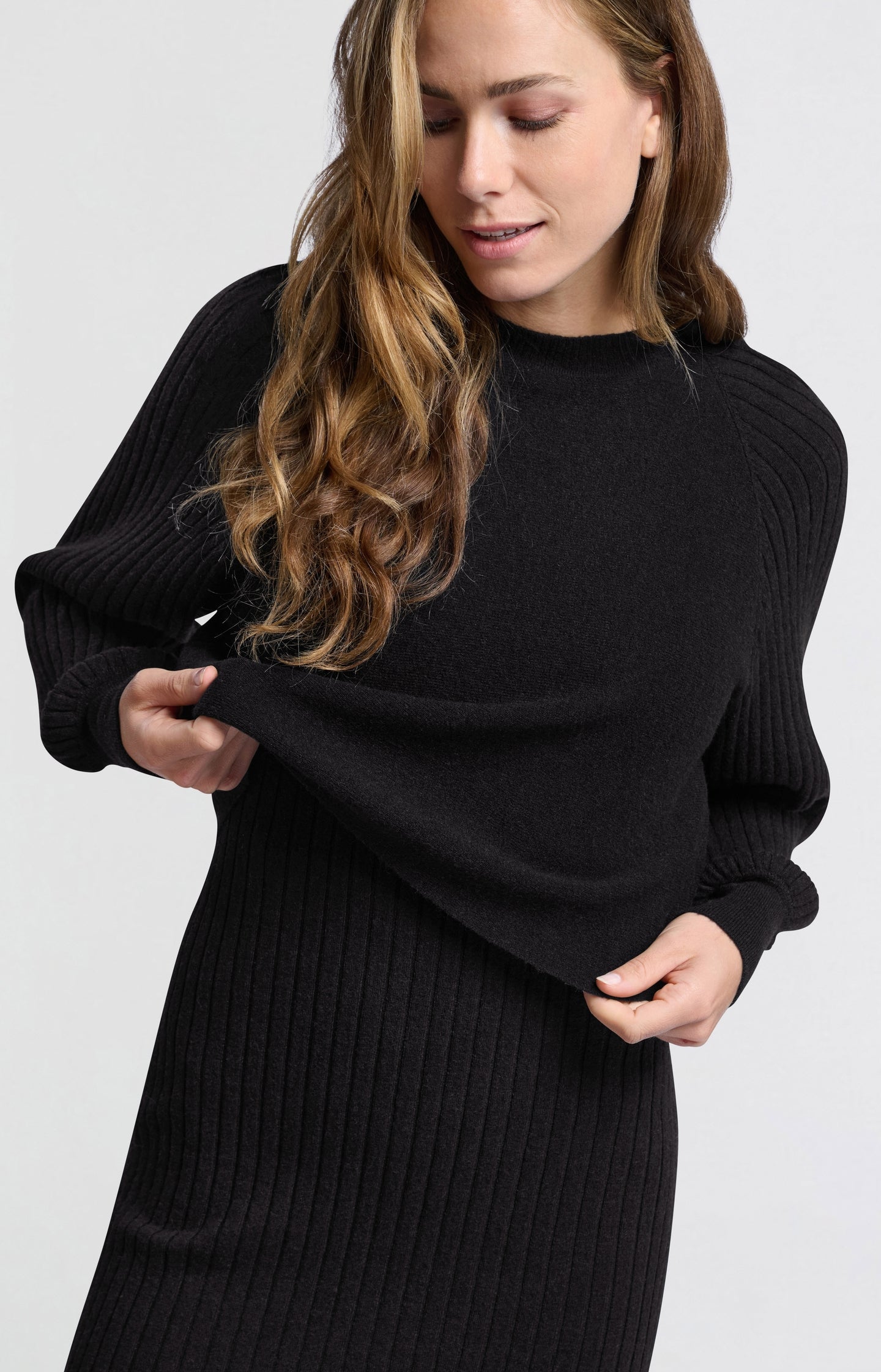 Black sweater with round neck and ribbed long sleeves