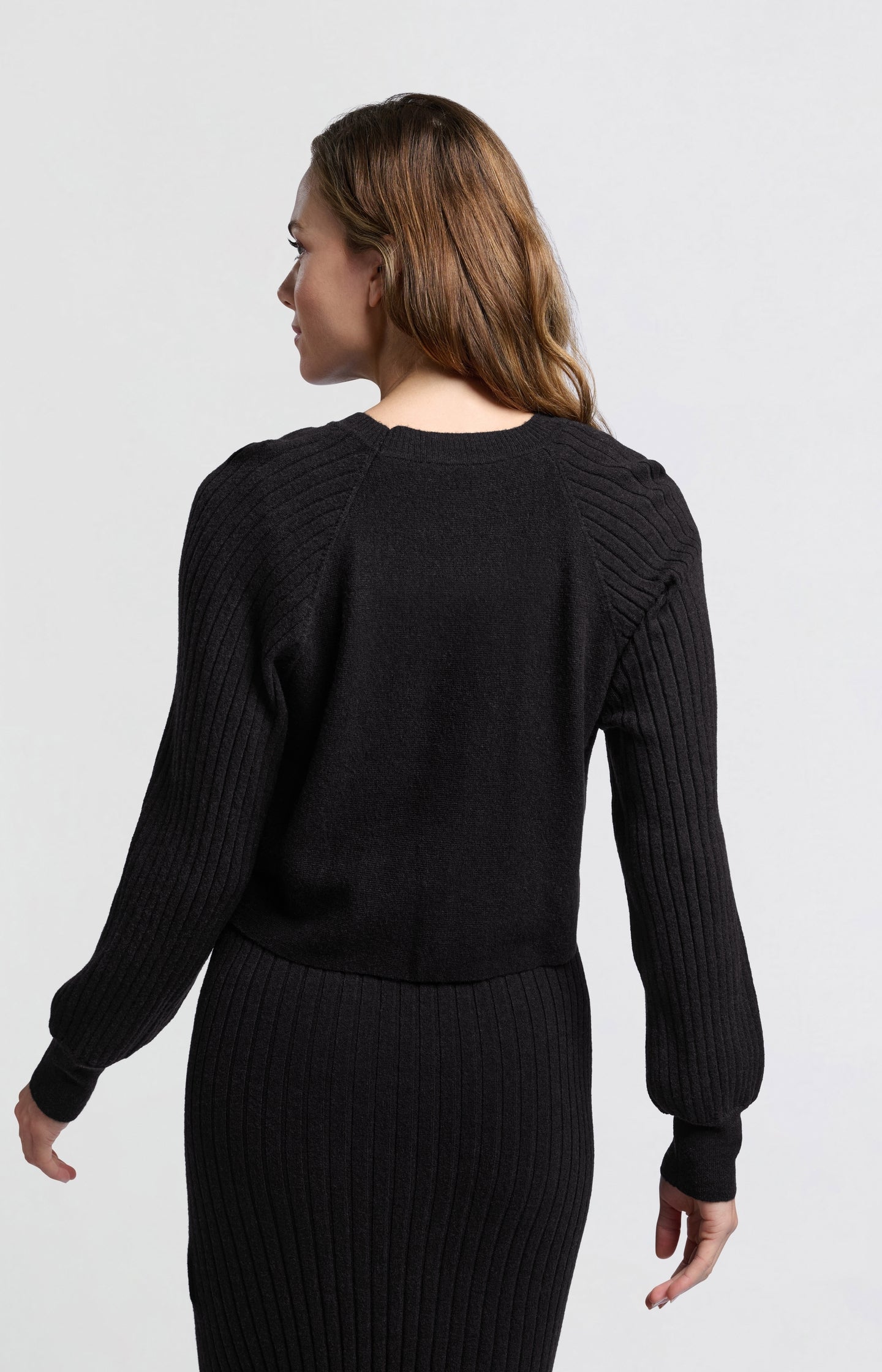 Black sweater with round neck and ribbed long sleeves