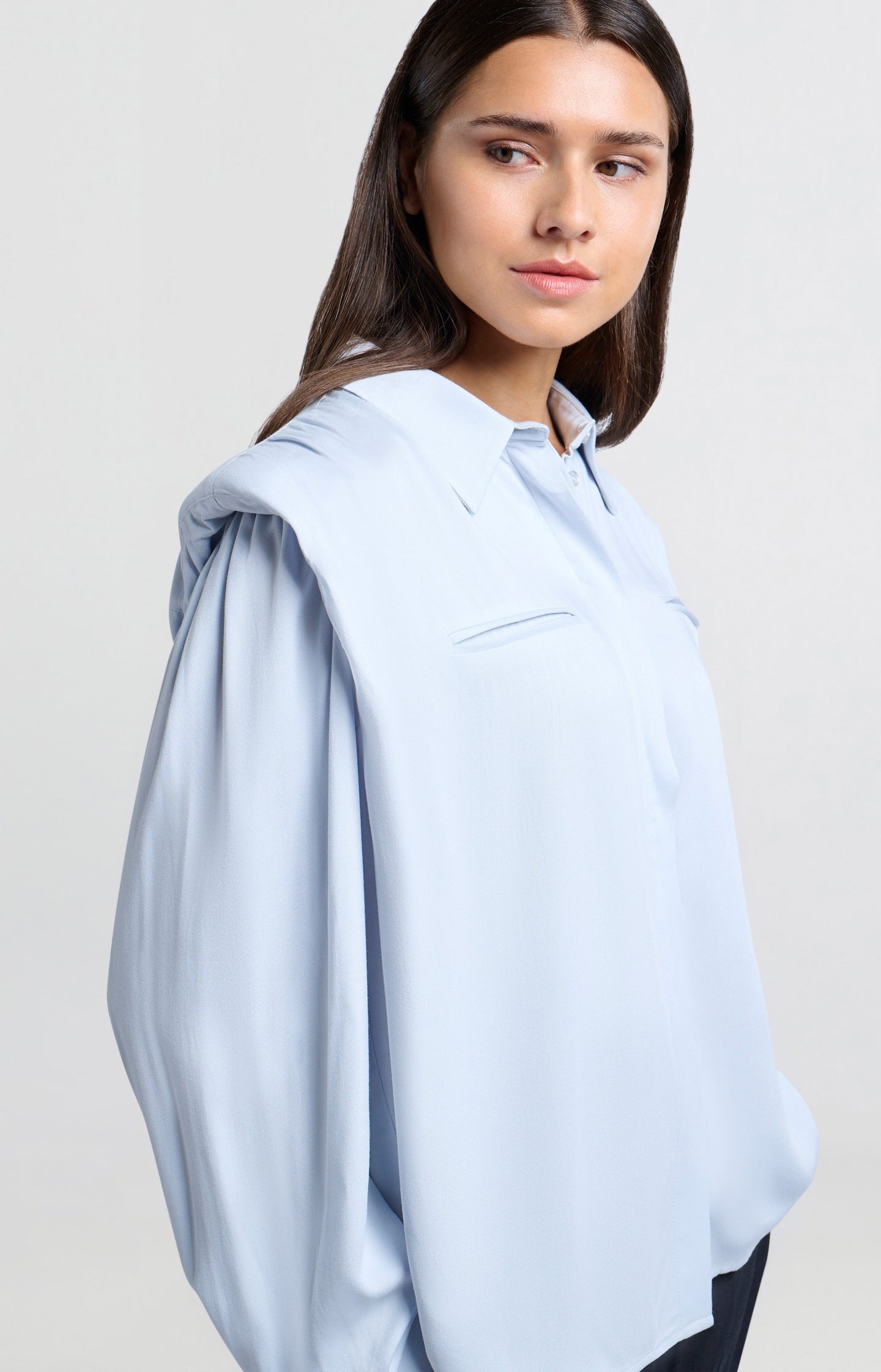 Blouse with long sleeves, buttons and shoulder pads - Type: lookbook