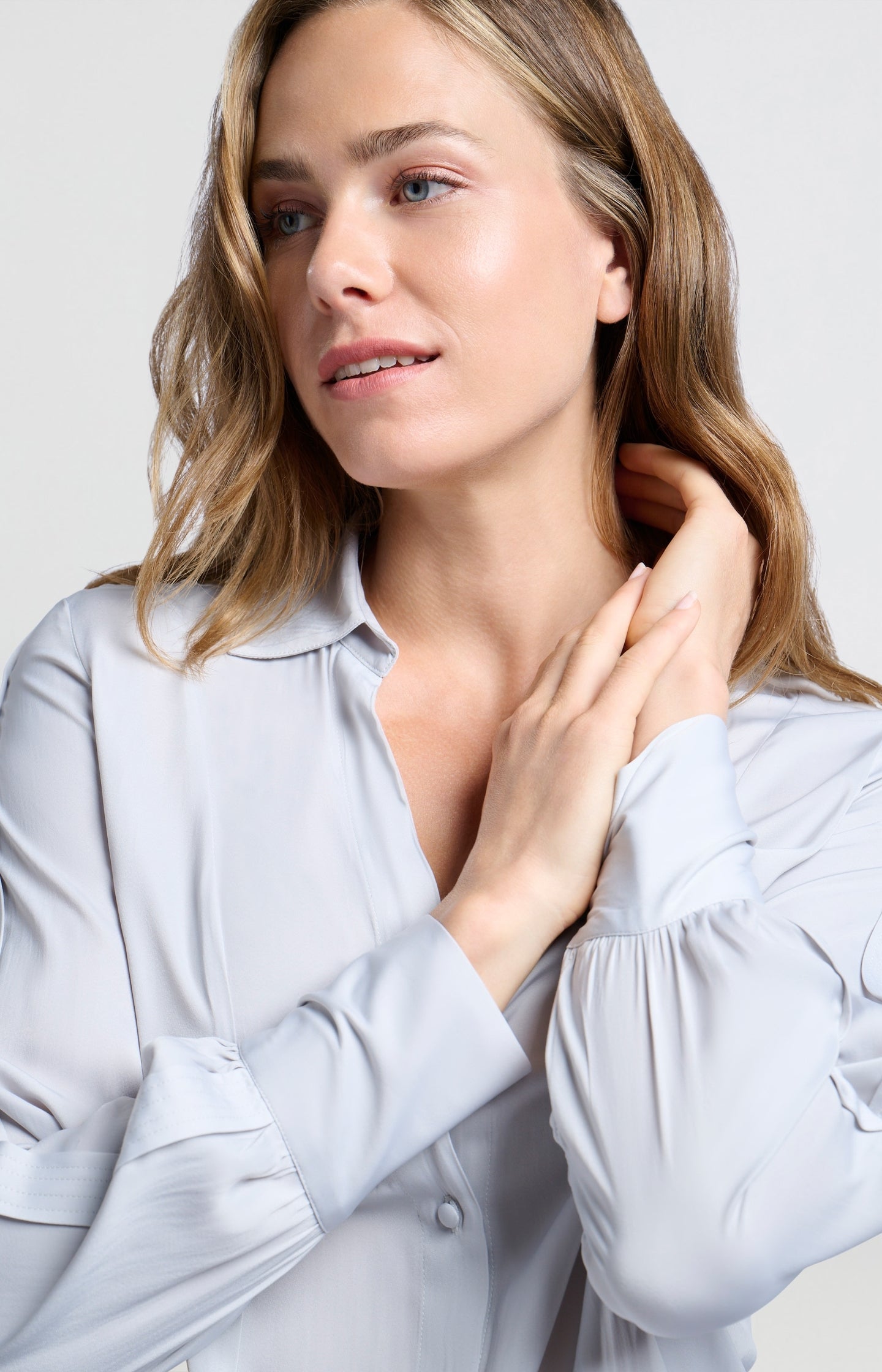 Blouse with long sleeves, classic collar and pleat details