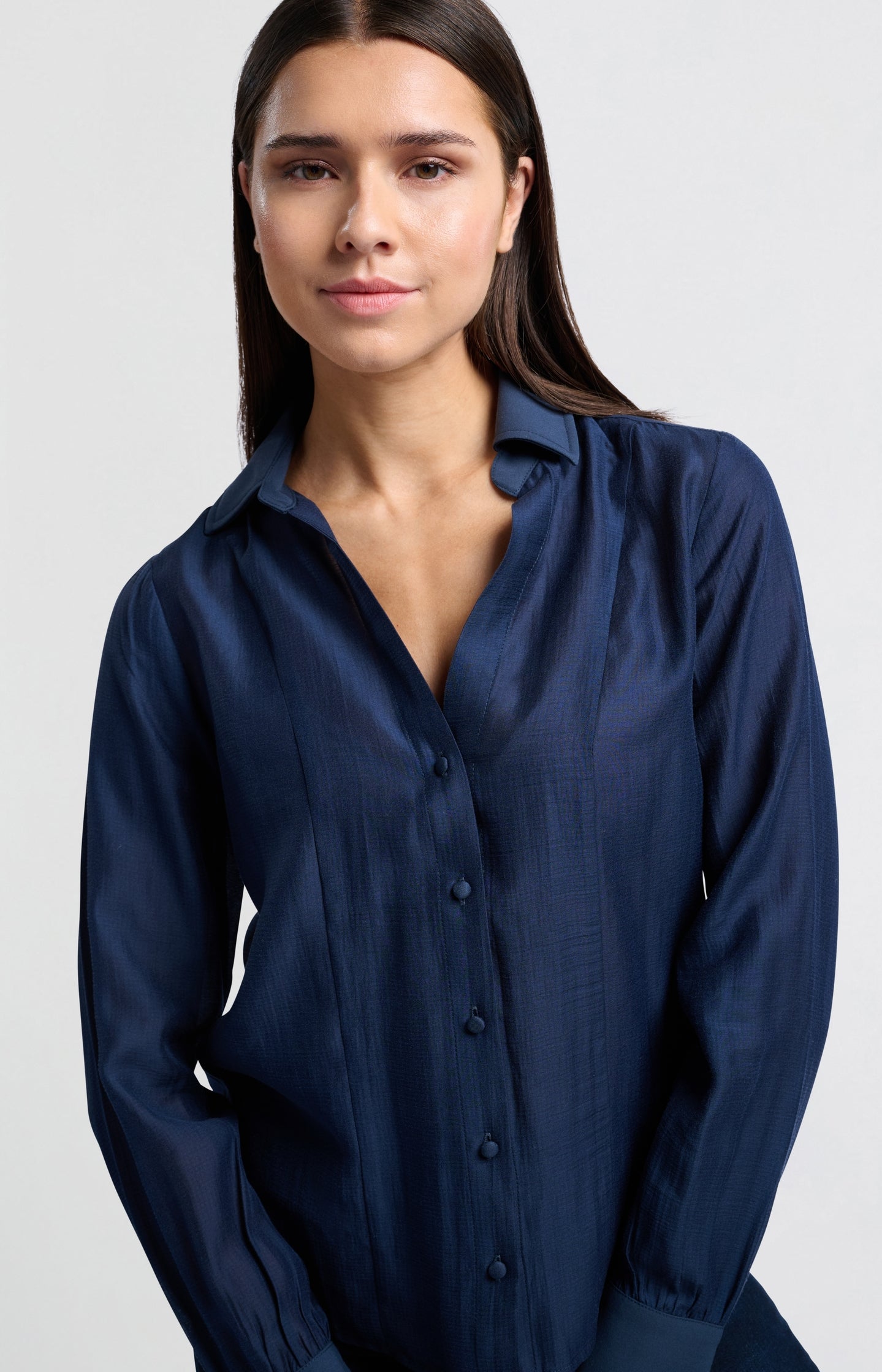 Blouse with V-neck, long sleeves and contrast collar