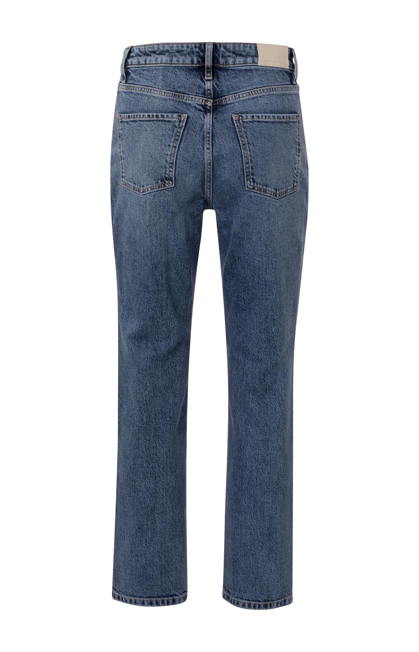 Blue jeans with high waist, straight legs and pockets