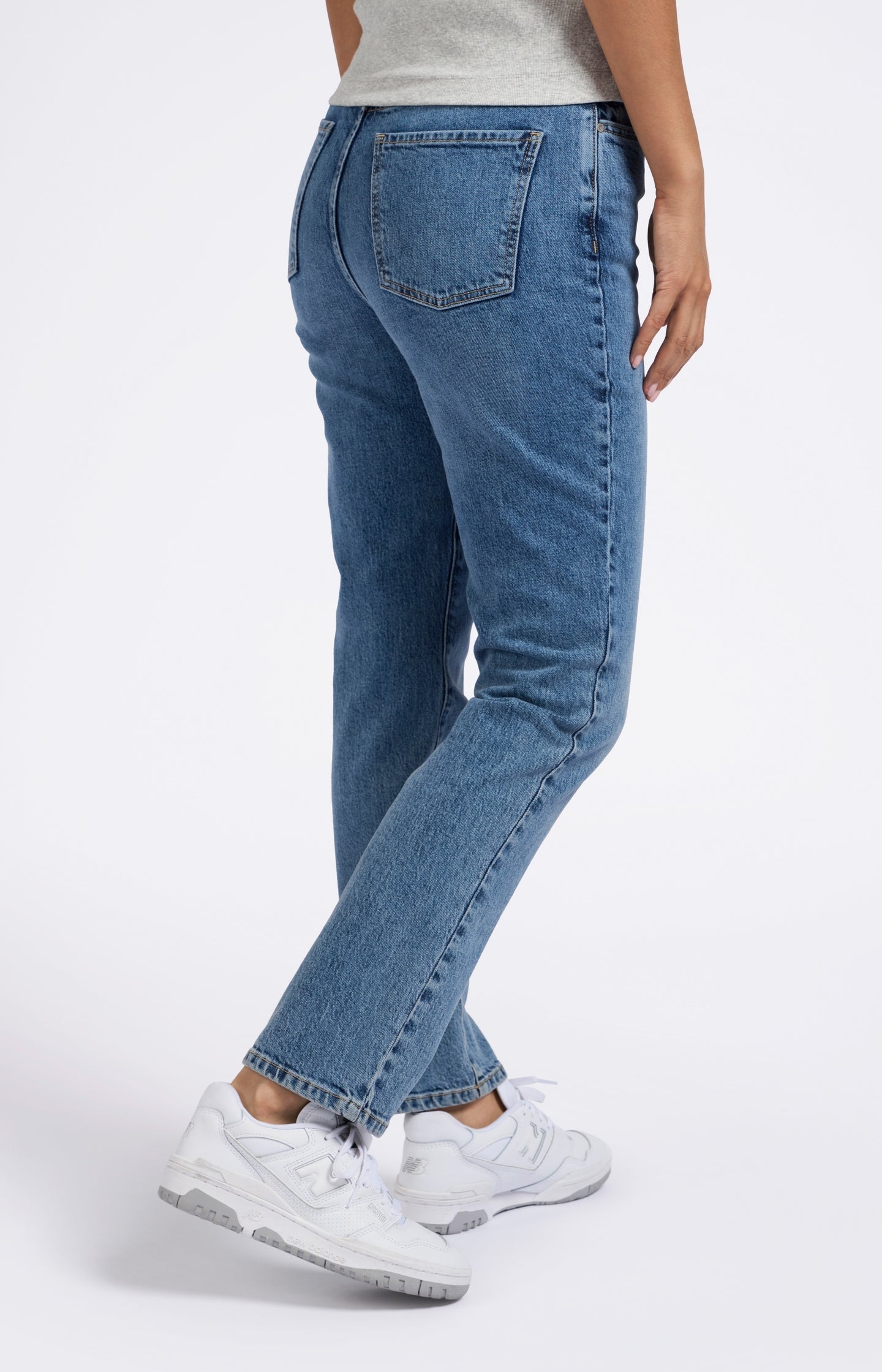 Blue jeans with high waist, straight legs and pockets