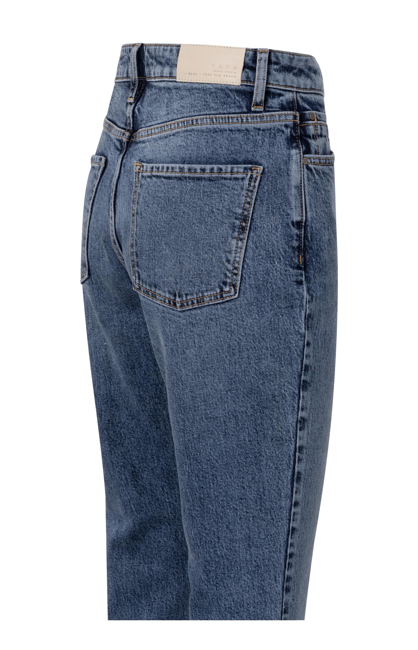 Blue jeans with high waist, straight legs and pockets