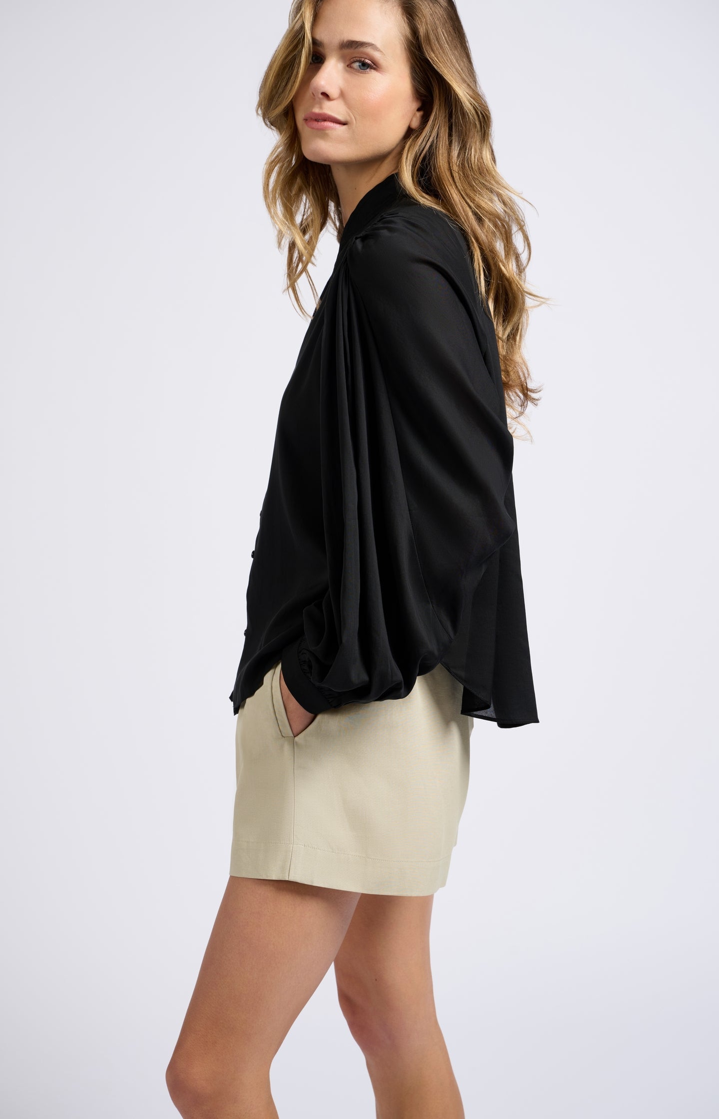 Oversized blouse with V-neck, big balloon sleeves and button - Black - Type: lookbook