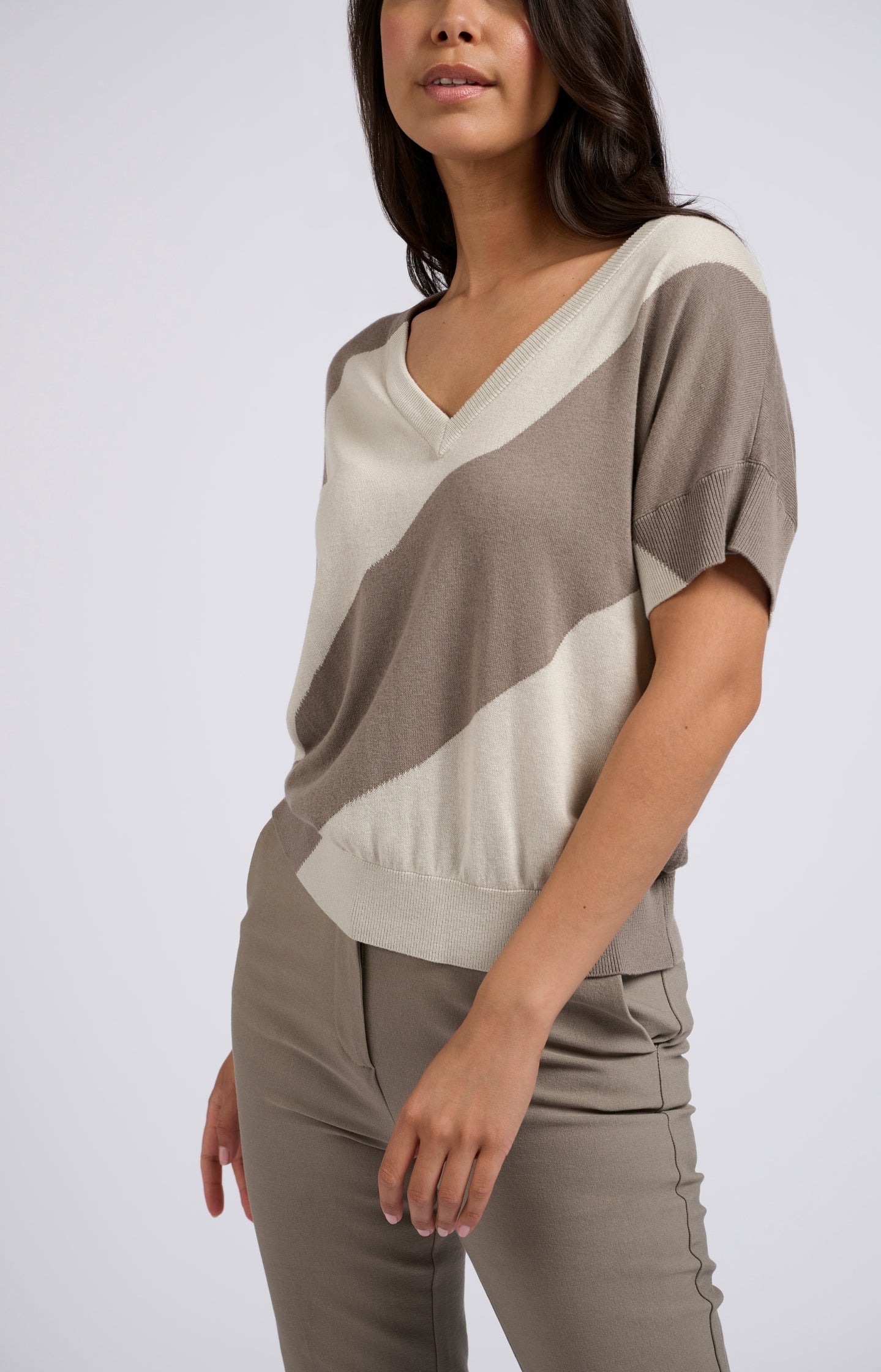 Short-sleeve sweater with diagonal stripe