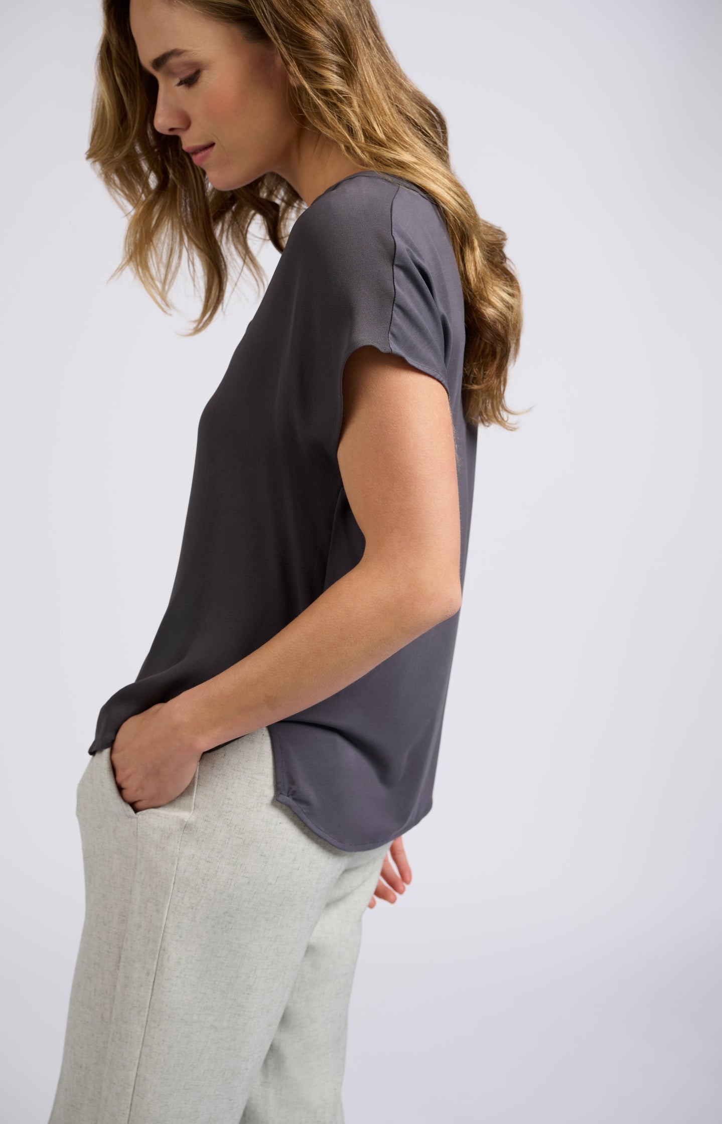 Sleeveless top with V-neck in mixed materials