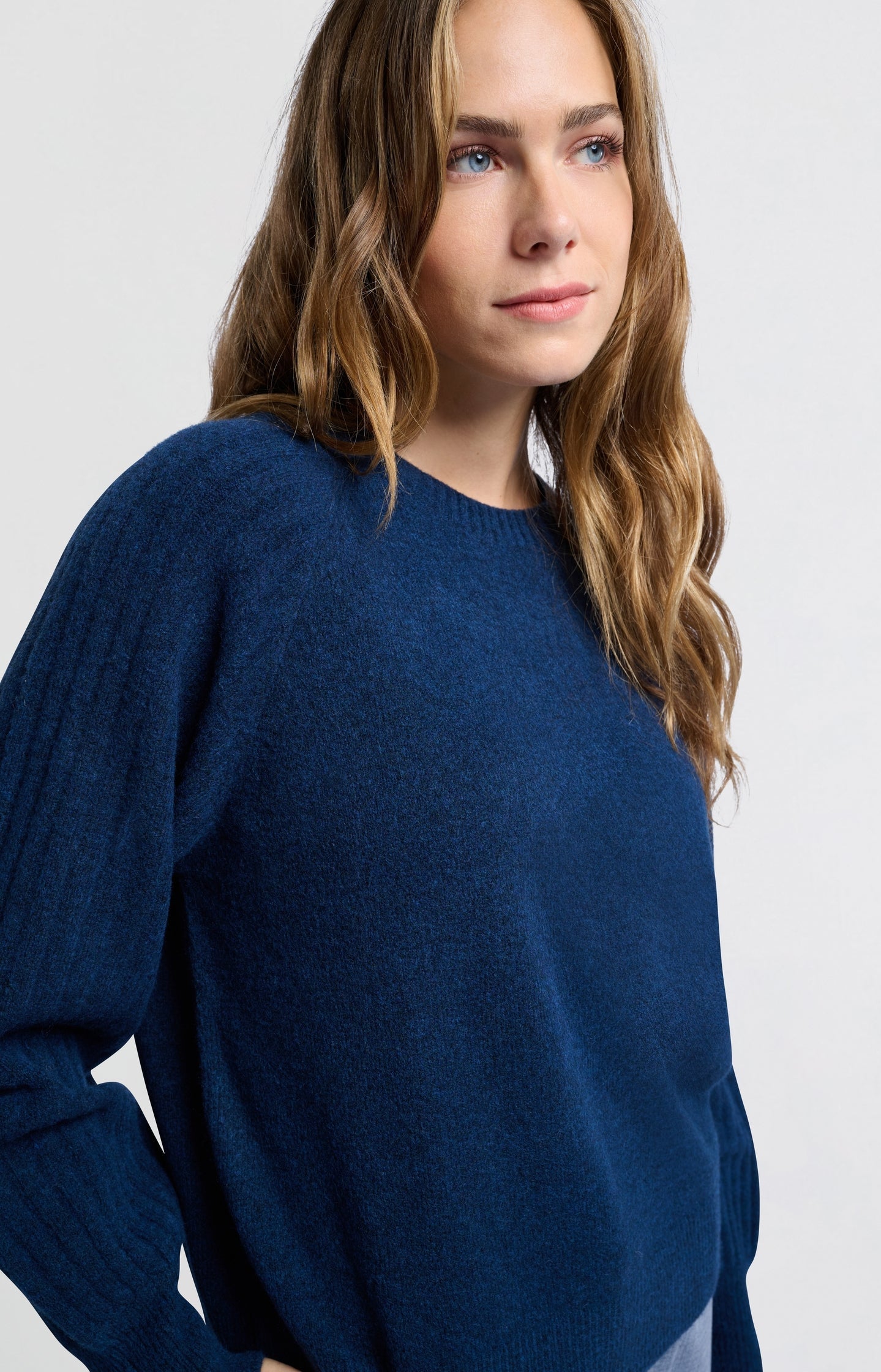 Soft ribbed sweater with round neck and long sleeves