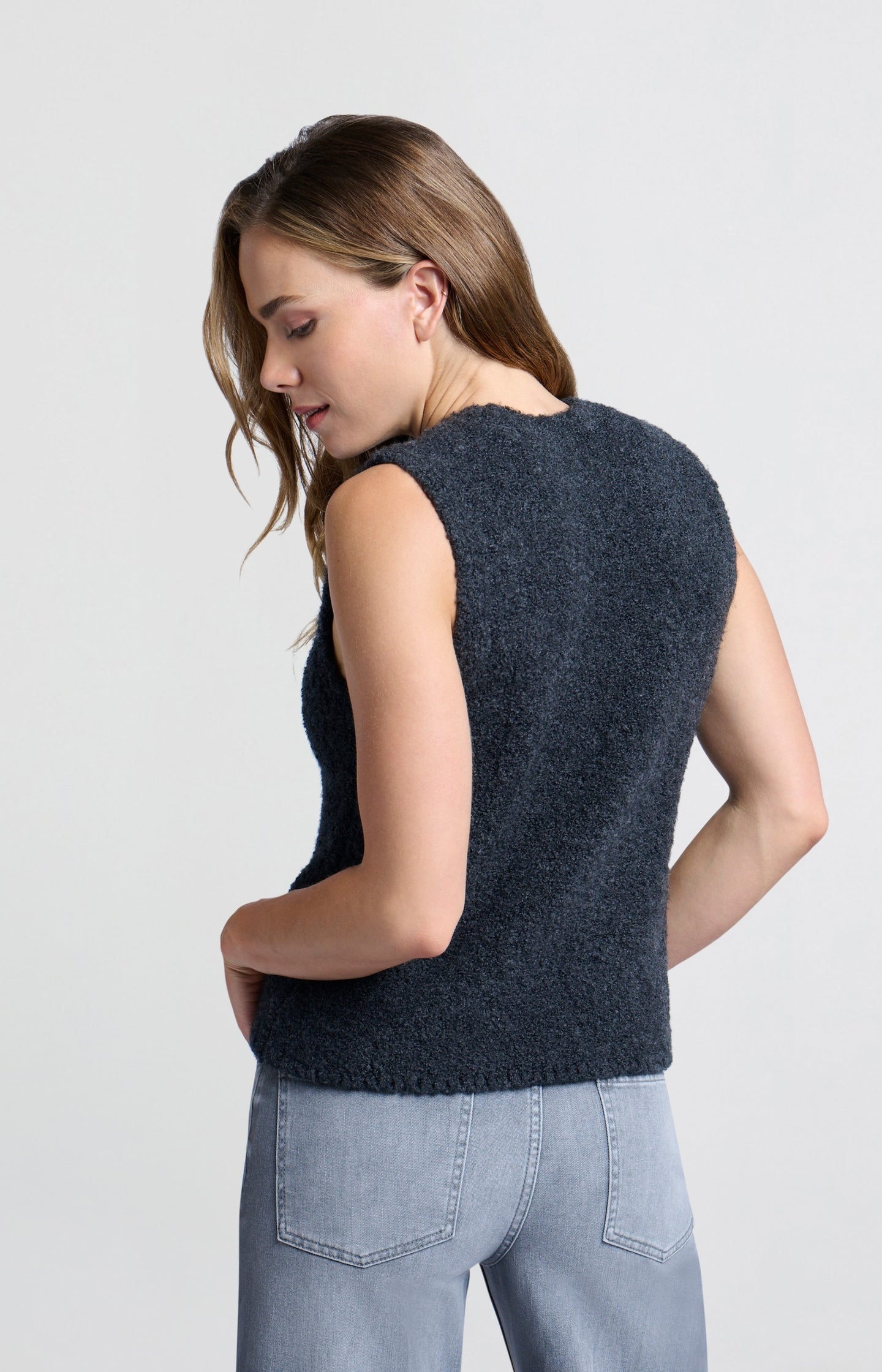 Soft sleeveless sweater with round neck and unique texture - Type: lookbook