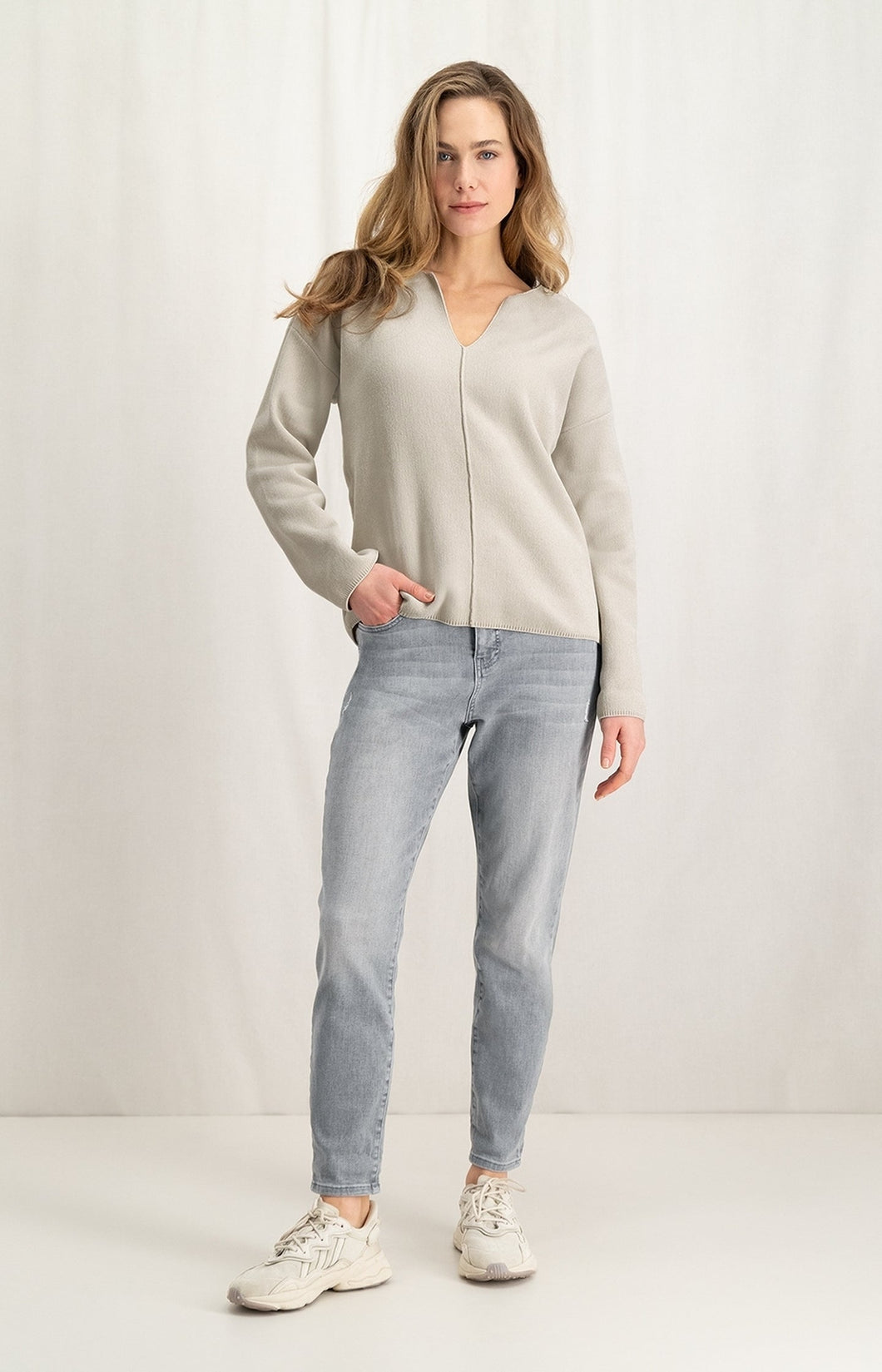 Chenille sweater with long sleeves, V-neck and seam detail - Silver Lining Beige - Type: closeup