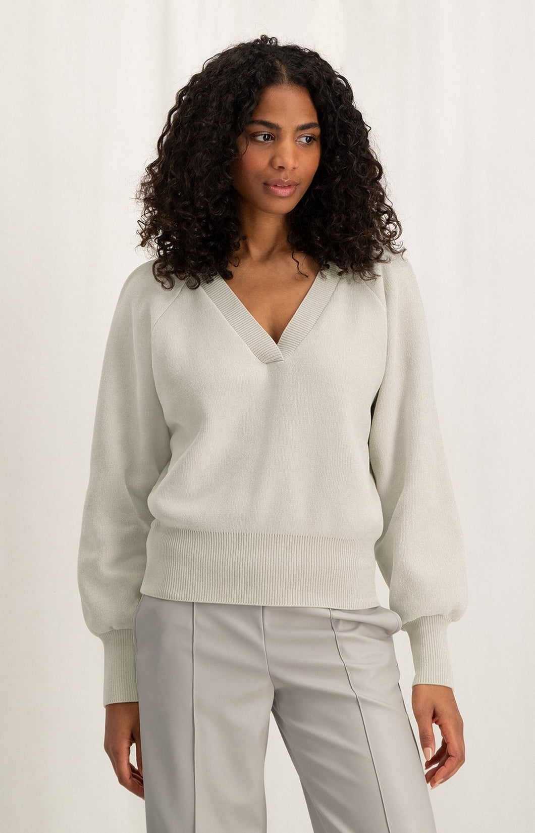Chenille sweater with V-neck and long balloon sleeves - Silver Lining Beige - Type: closeup