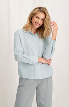 Load image into Gallery viewer, Cropped blouse with long sleeves and shoulder details - White Pepper Beige Dessin
