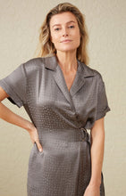 Load image into Gallery viewer, Dress with V-neck, short sleeves, strap and dot pattern - Magnet Grey
