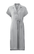 Load image into Gallery viewer, Dress with V-neck, short sleeves, strap and dot pattern - Ultimate Grey
