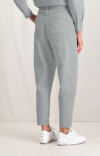 Load image into Gallery viewer, High waist denim with balloon legs and side pockets
