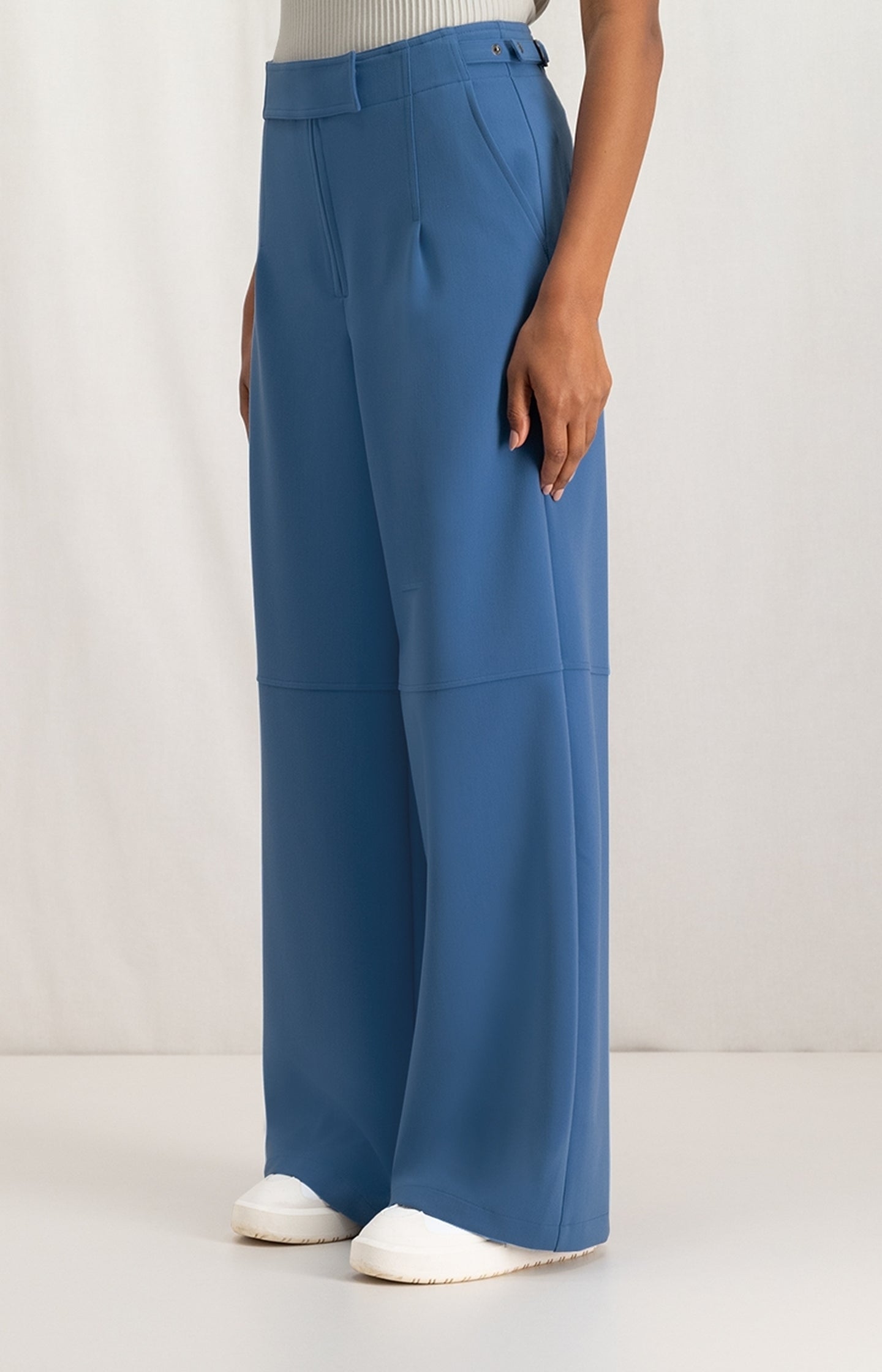 High waist trouser with wide leg, side pockets and zip