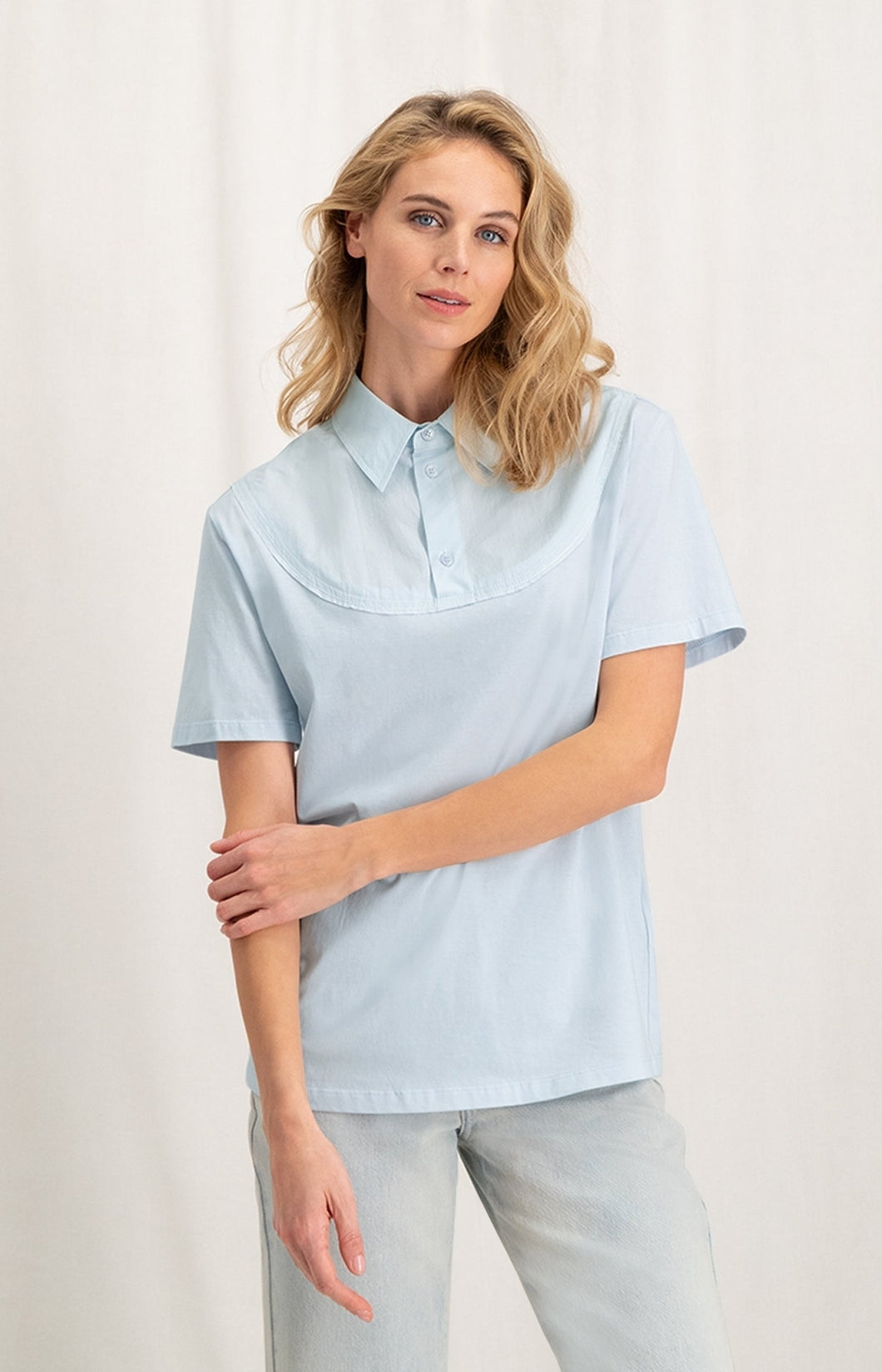 Jersey top with woven shirt collar, short sleeves and button