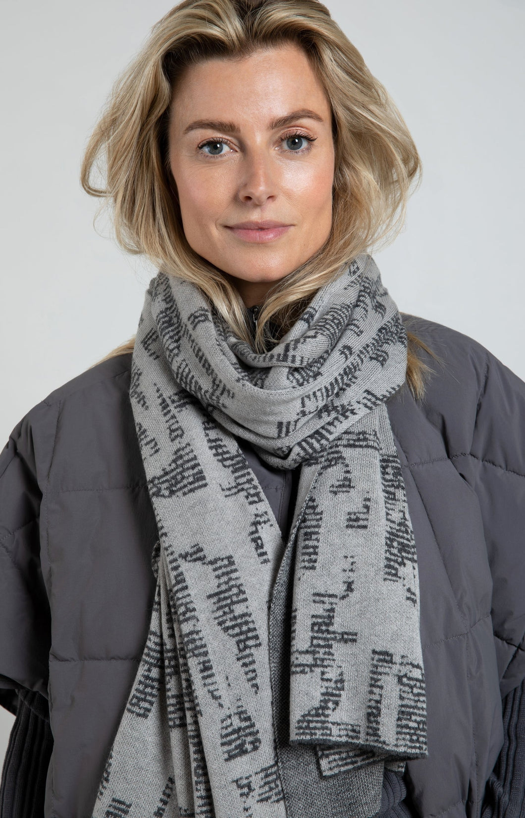 Knitted jacquard scarf with abstract print - Paloma Grey Dessin - Type: lookbook