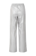 Load image into Gallery viewer, Metallic faux leather trousers with wide leg and zip - Silver Metallic
