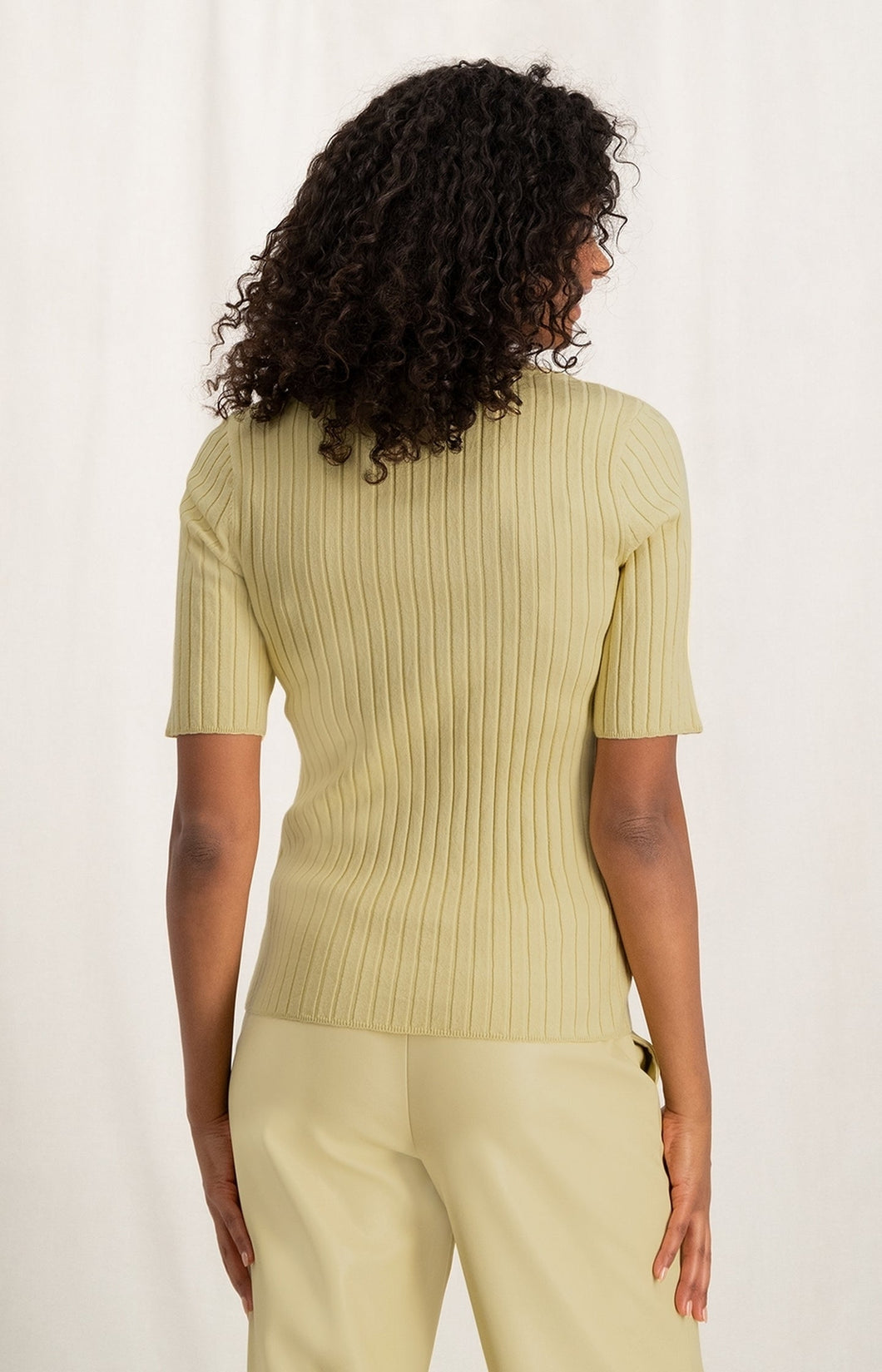 Ribbed sweater with round neck and half sleeves in slim fit - Parsnip Yellow - Type: closeup