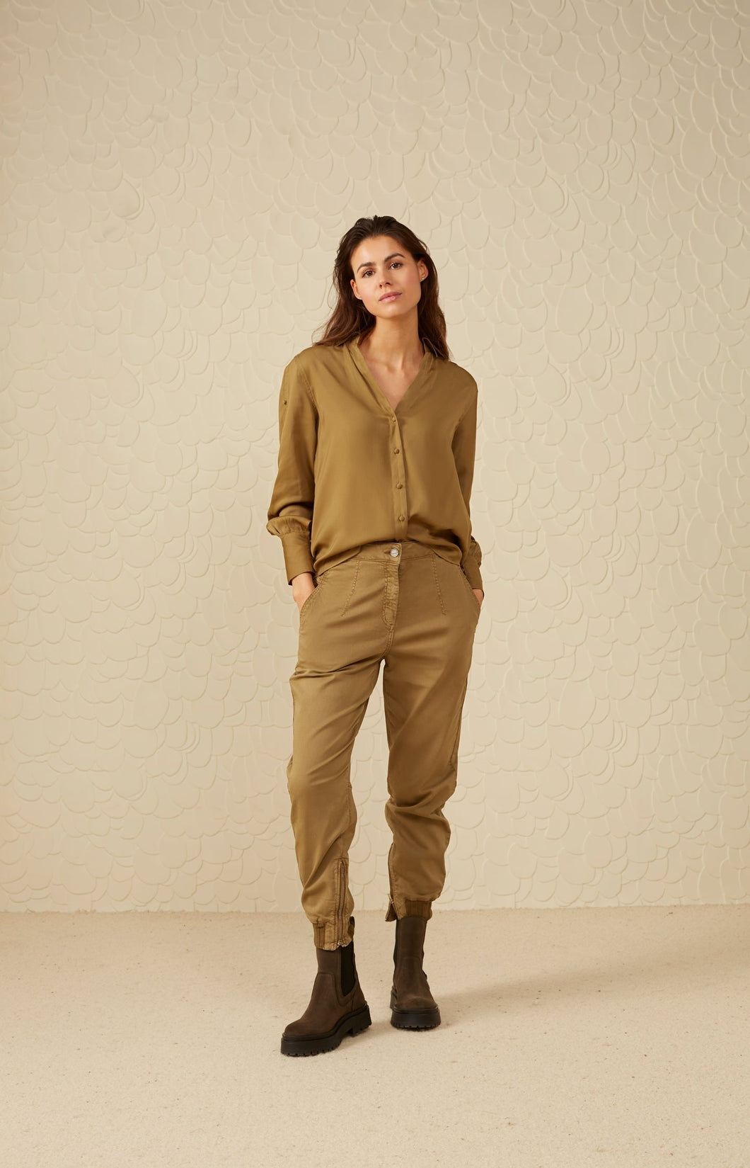 Soft cargo trousers with zip fly and pockets - Gothic Olive Green