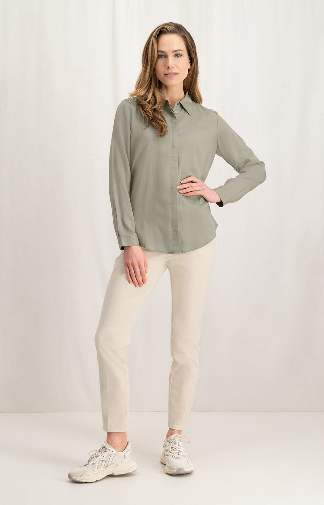 Soft poplin blouse with long sleeves, collar and buttons - Aluminium Beige - Type: closeup