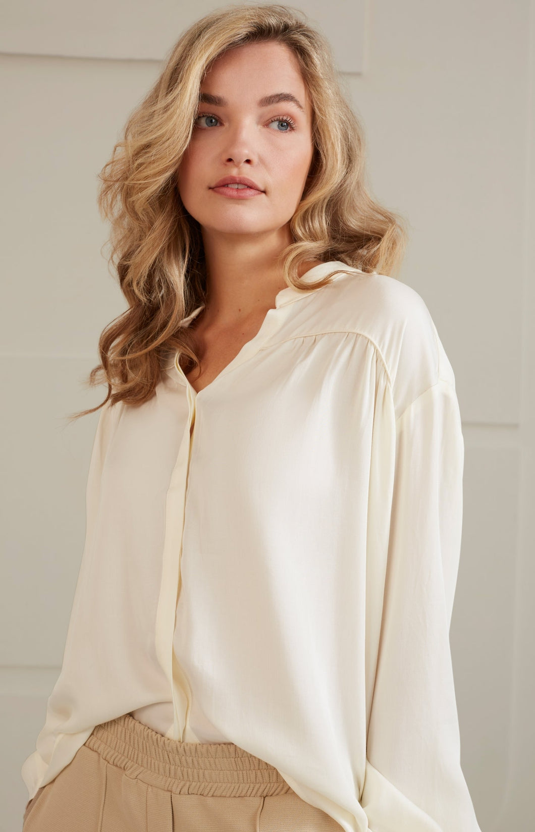 Supple blouse with V-neck, long sleeves and pleated details