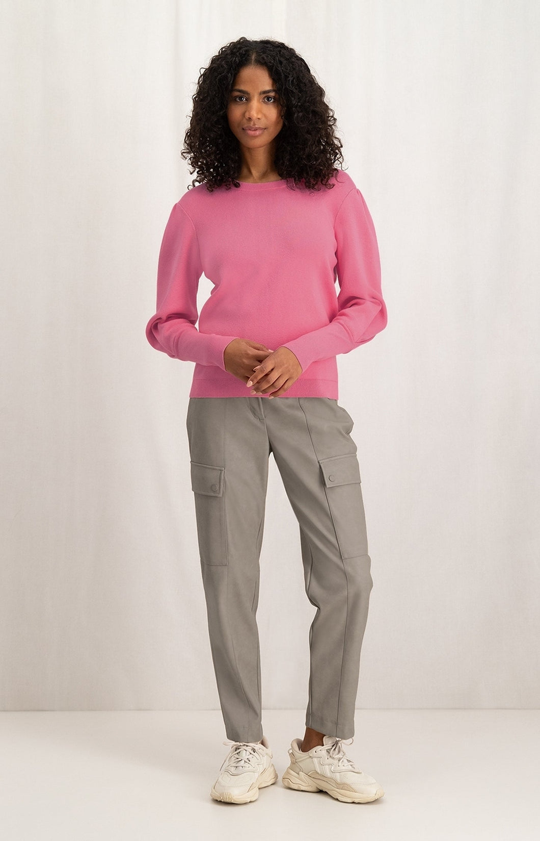 Sweater with a round neck, long puff sleeves and seam detail - Morning Glory Pink - Type: closeup