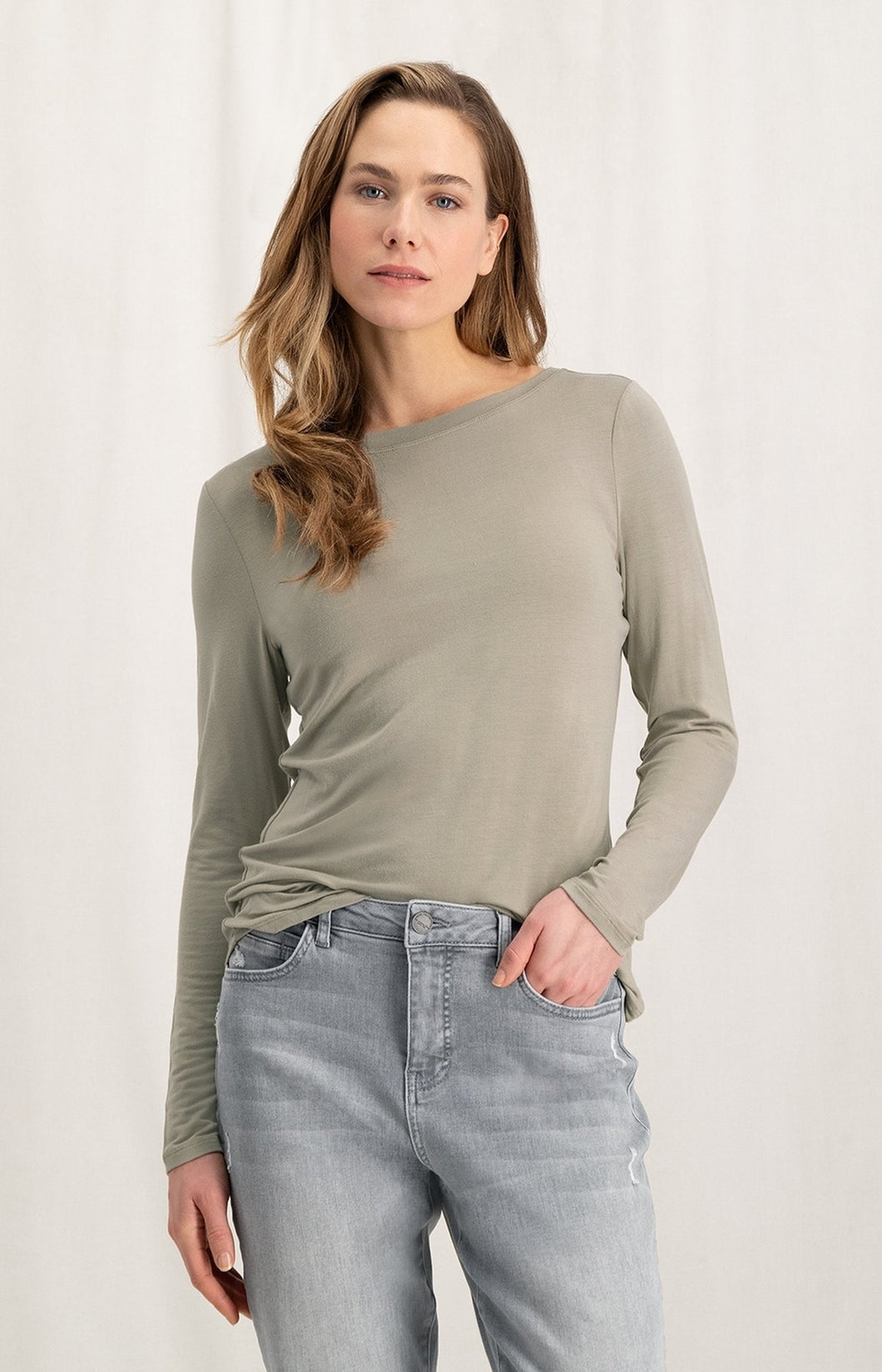 T-shirt with boatneck and long sleeves in regular fit - Aluminium Beige - Type: closeup