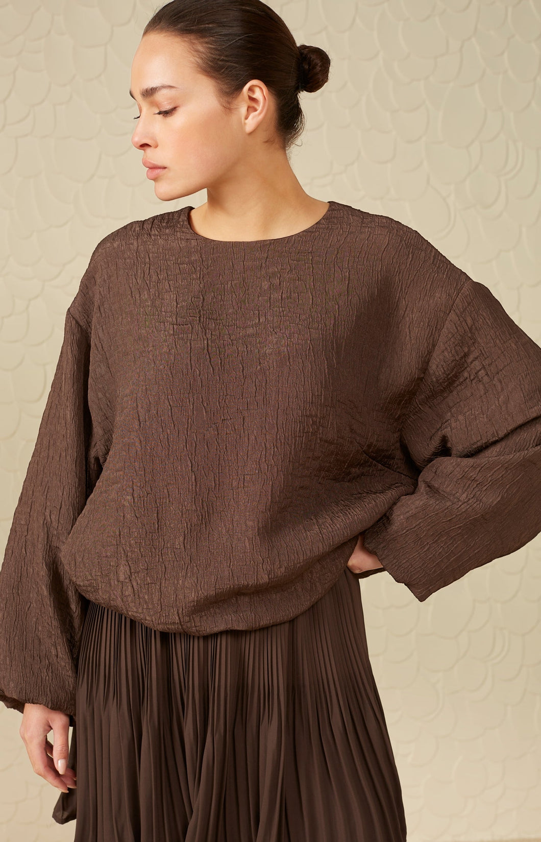 Top with round neck, long balloon sleeves in wide fit - Mulch Brown